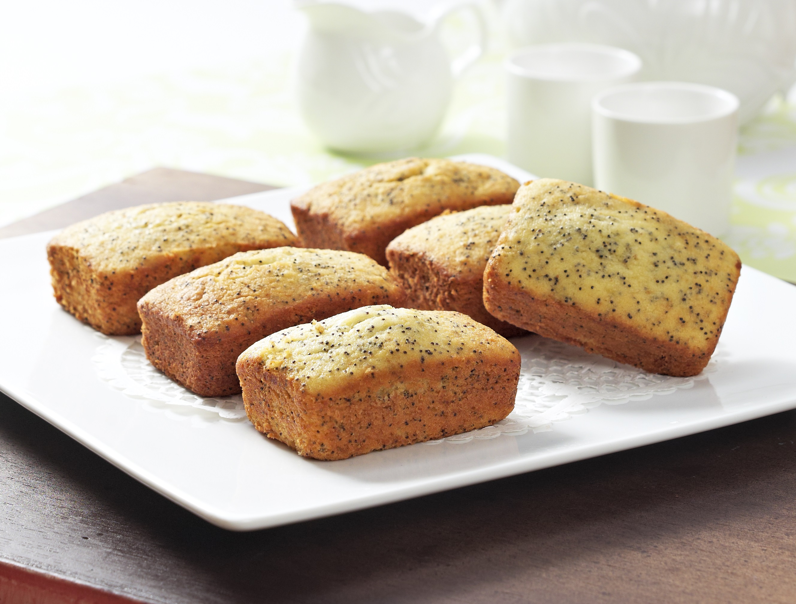Kek Krim Masam Lemon dengan Biji Kas-kas