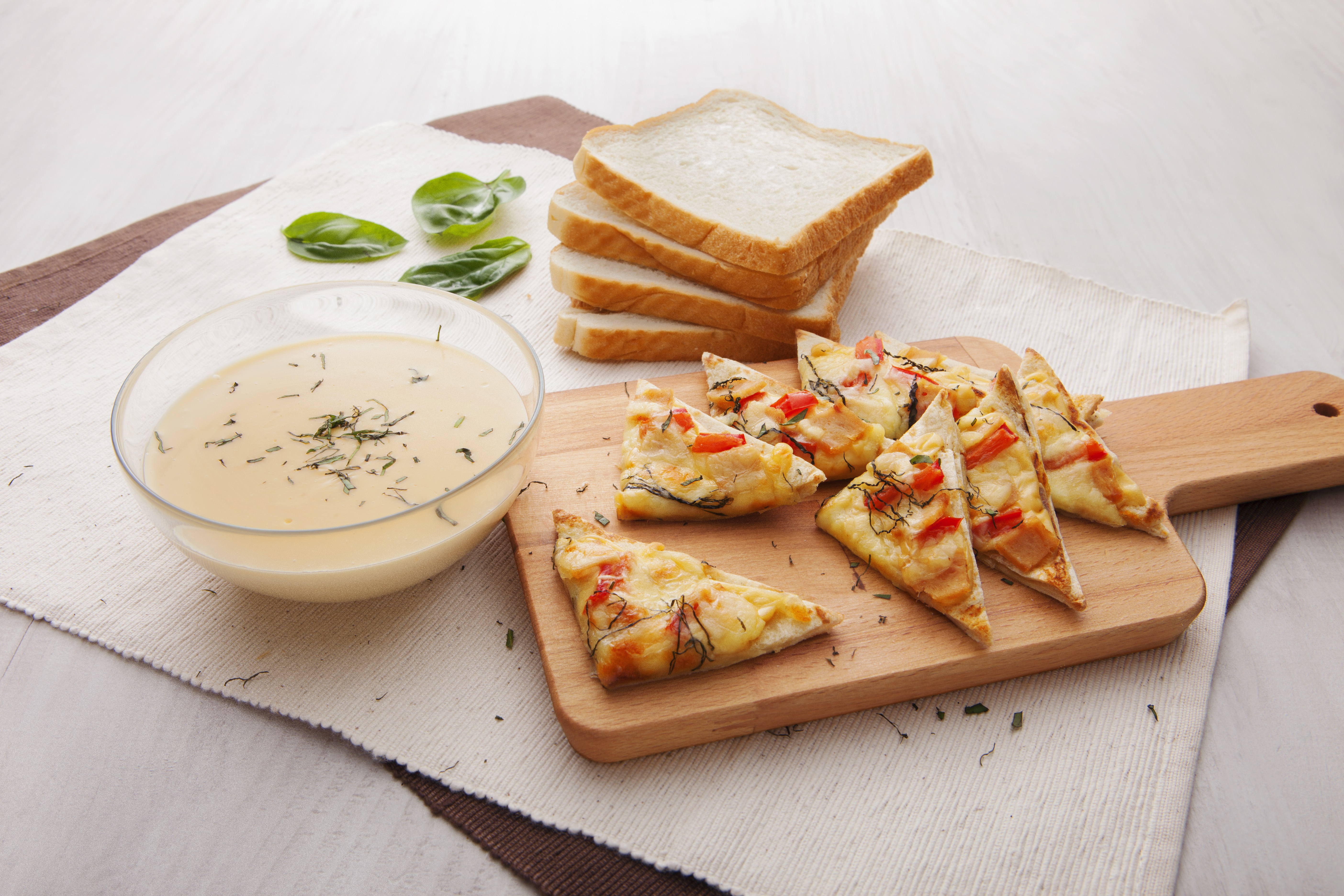 Sos Tiga Keju dengan Roti Piza